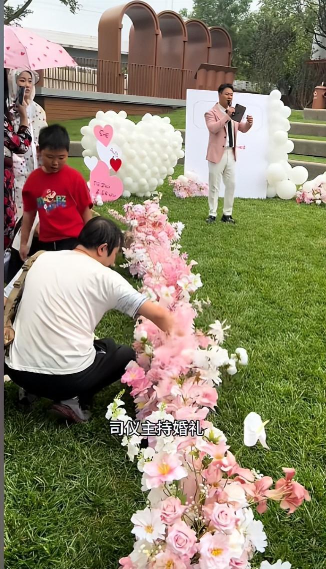豪车法拉利接亲外国小伙乐坏了不朽情缘富婆给狗办婚礼送豪宅(图2)